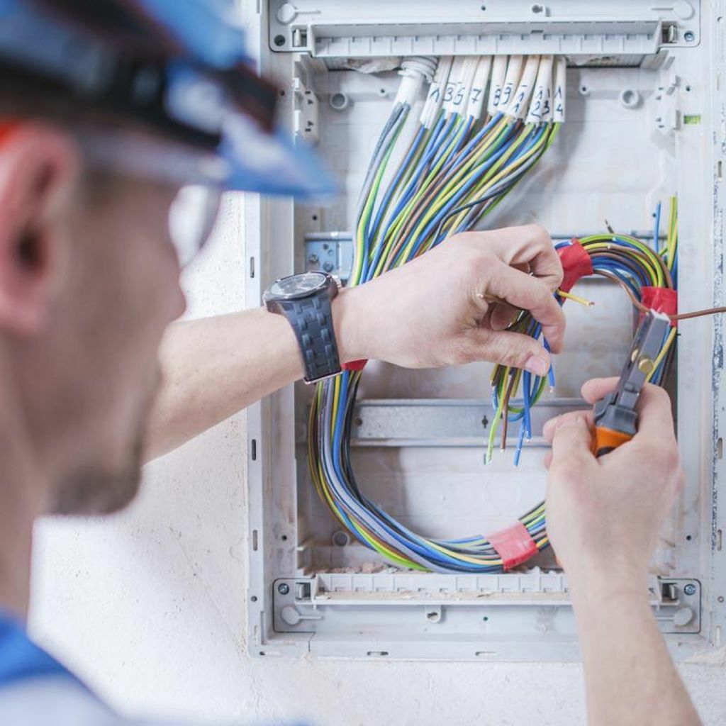 <span style="font-weight: bold;">Электромонтажные работы </span>